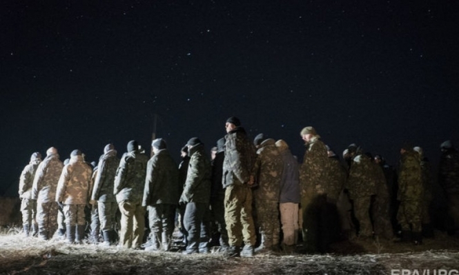 Киев передал в четверг самопровозглашенным "ДНР" и "ЛНР" 15 пленных. 