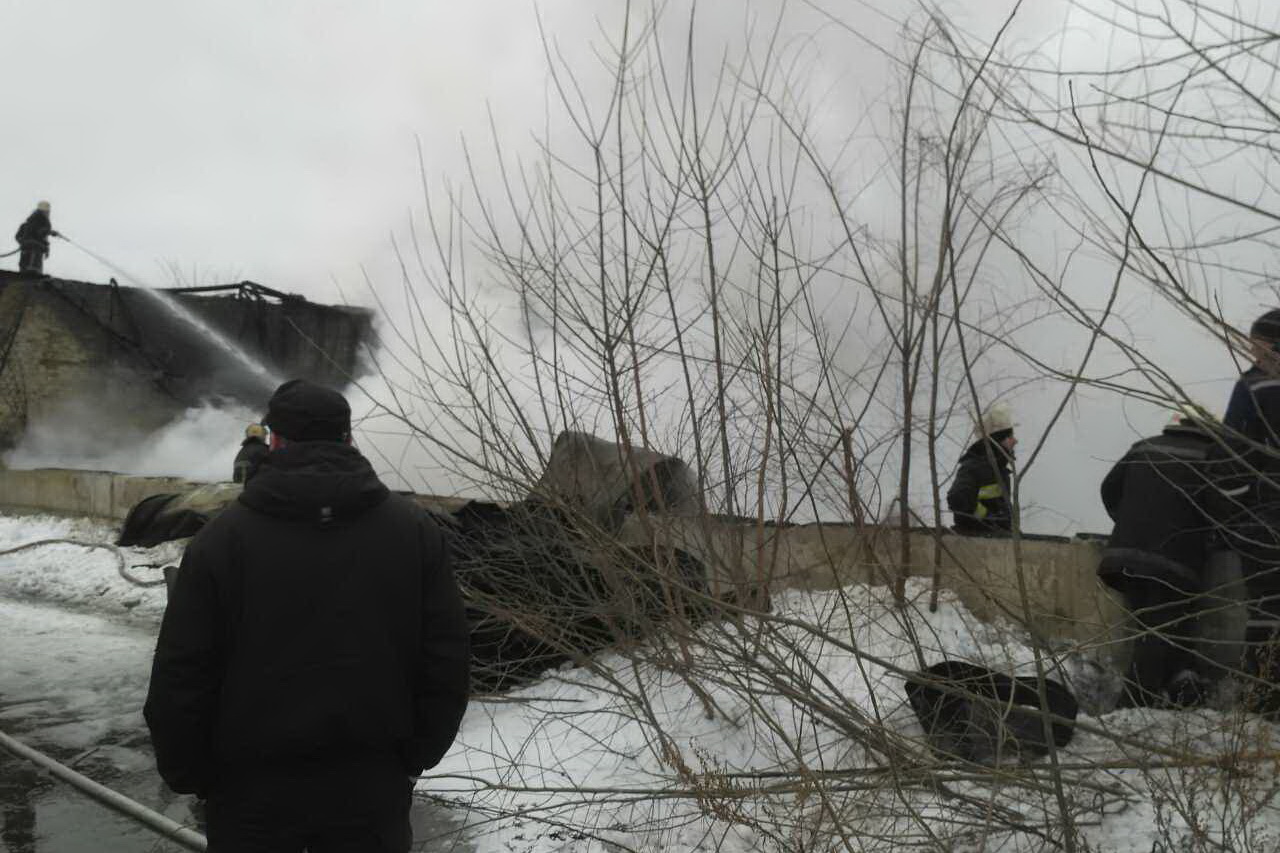 В Харькове произошел пожар на территории бывшего кожзавода: огонь вспыхнул в здании котельной. 