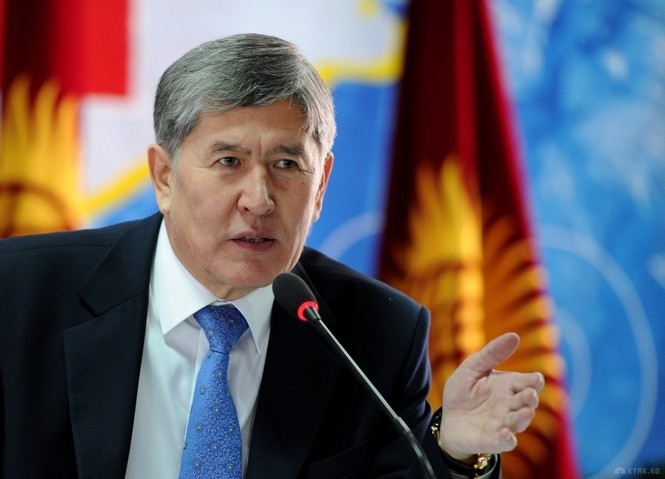 Президент Кыргызстана Алмазбек Атамбаев считает, что российская военная база "должна быть закрытой". 