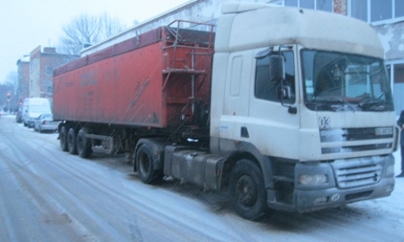 На территории Роменского района Сумской области четыре грузовика незаконно выгрузили мусор, привезенное из Львовской области, после чего уехали в неизвестном направлении. 