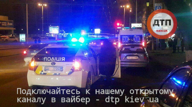 У Дворца спорта в Киеве неизвестные из огнестрельного оружия ранили мужчину и женщину. В тяжелом состоянии они госпитализированы. 