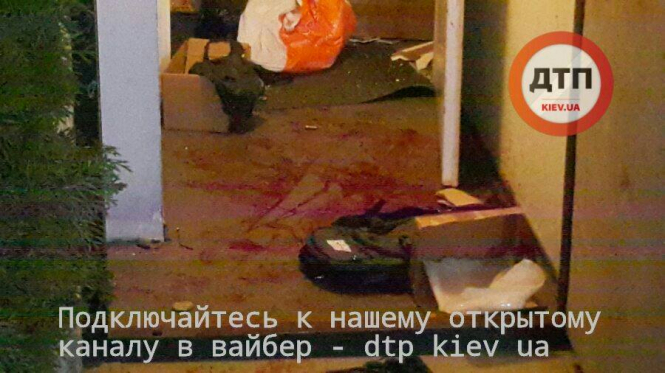 У Дворца спорта в Киеве неизвестные из огнестрельного оружия ранили мужчину и женщину. В тяжелом состоянии они госпитализированы. 