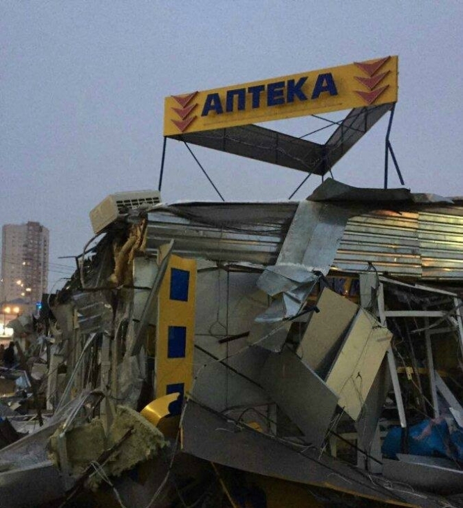 Ночью 15 декабря около 4:00 группа людей в балаклавах устроили погромы на рынке Оболонь, что в Киеве. 