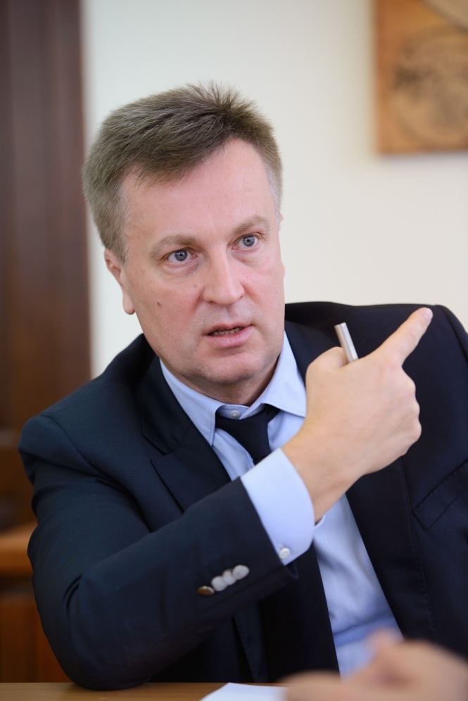 Экс-глава СБУ Валентин Наливайченко напомнил, что "первый шаг к введению визового режима с РФ" Украина сделала еще в 2014 году, когда СБУ ввела ограничения на въезд тысячам граждан России. 