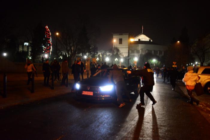 В Польше протестующие заблокировали все выходы здания Сейма, после того, как правящая партия приняла бюджет на следующий год вне стен парламента. 