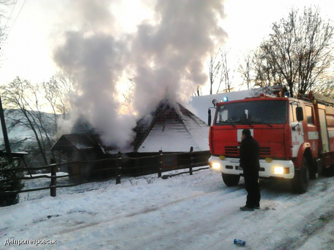 В городе Покров Днепропетровской области ночью возник пожар в пятиэтажке, в результате которого погибли два человека. 