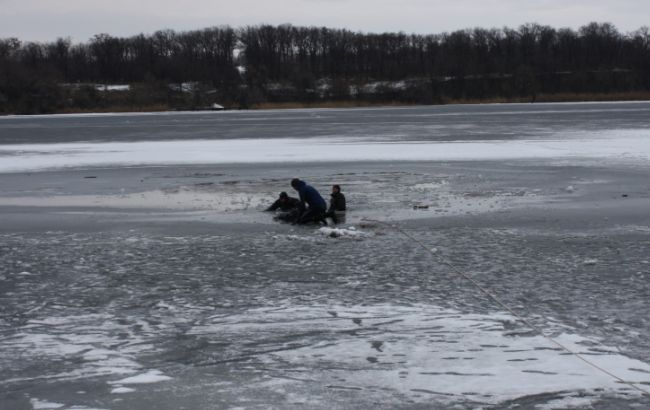 В Запорожье на Днепре два подростка провалились под лед, одному из них спасти не удалось. 