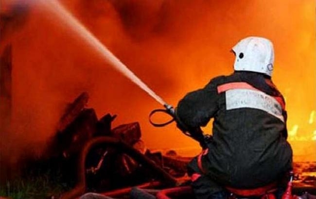 Сегодня в областном центре Закарпатья загорелось здание СИЗО, горит крыша. Сейчас там работают пожарные и спасатели - всего 11 машин техники и 40 человек личного состава. 
