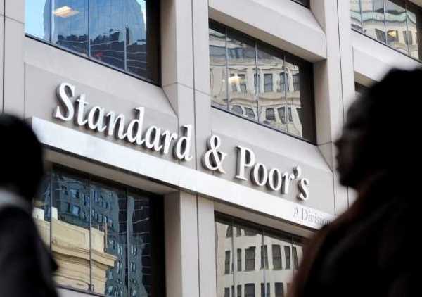 S&P Global Ratings понизило долгосрочный и краткосрочный кредитные рейтинги контрагента украинского ПАО КБ "ПриватБанк" с "B-/C" до "R/R (под наблюдением органов государственного регулирования). 