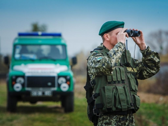 Украинский пограничник Мукачевского отряда спас двух нелегальных мигранток из Вьетнама, которые, убегая от пограничников, провалились под лед в канал Чоронда. 