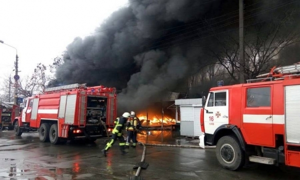 На месте пожара на "Дарынке" в Киеве спасатели обнаружили тело женщины. 