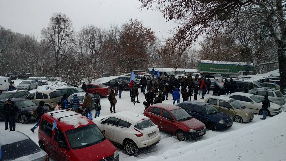 Активисты "Автомайдана" собираются на акцию протеста "АвакOFF" с требованием отставки министра внутренних дел Арсена Авакова. 