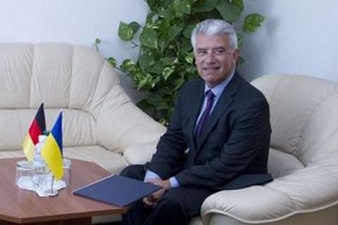 Посол Германии в Украине Эрнст Райхель детализировал предложения министра иностранных дел своей страны Франка-Вальтера Штайнмайера для проведения выборов в отдельных районах Донецкой и Луганской областей. 