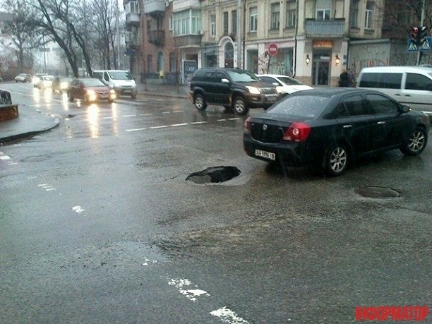 В центре Киева на проезжей части провалился асфальт. 