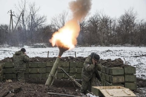 За прошедшие сутки произошло 24 обстрелы позиций ВСУ, боевики применяли тяжелую артиллерию и минометы на Мариупольском и Донецком направлениях и грантометы на участках, где должно было состояться разведения сил и средств. 