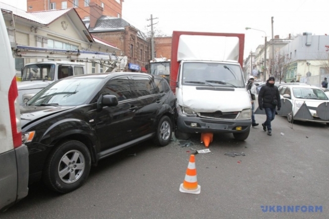 В центре Днепра трактор из-за отказа тормозов вызвал серьезную аварию, смяв несколько автомобилей на разных улицах. 