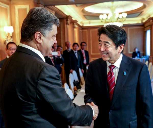 Президент Украины Порошенко и премьер Японии Синдзо Абэ обсудили поддержку санкций против России, телефонный разговор состоялся за неделю до визита в эту страну президента России Владимира Путина. 