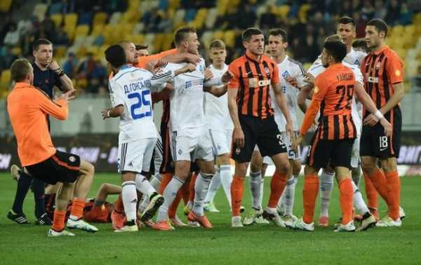 Государственная фискальная служба решила проверить уплату налогов футбольным клубом "Динамо" при выплате зарплаты игрокам. 