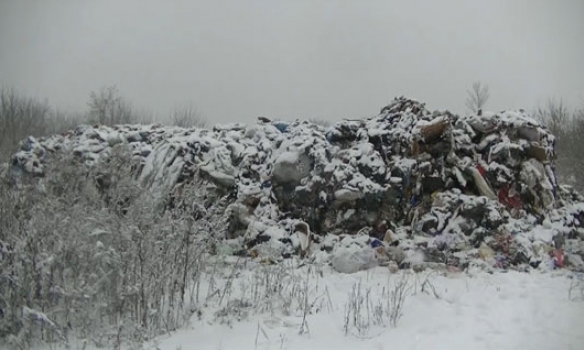 На территории Роменского района Сумской области четыре грузовика незаконно выгрузили мусор, привезенное из Львовской области, после чего уехали в неизвестном направлении. 