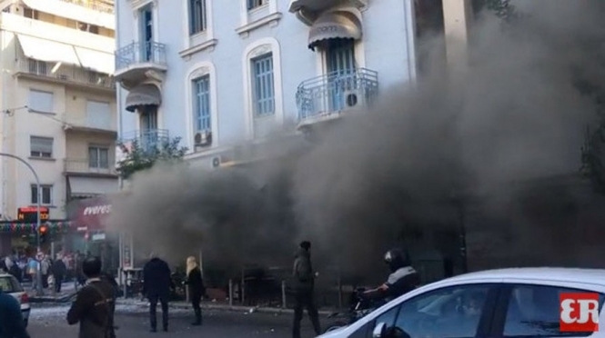 В кафе в центре греческой столицы Афин произошел взрыв, в результате которого один человек погиб, еще семеро получили ранения. 