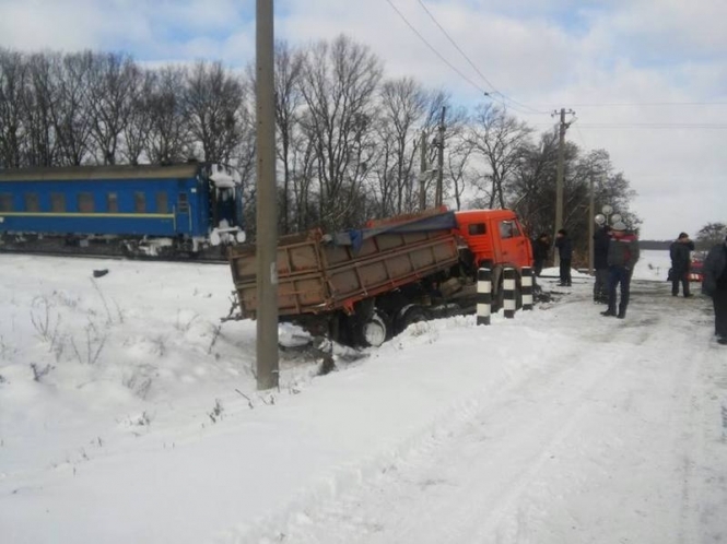 В воскресенье около 12:00 поезд "Хмельницкий - Москва" столкнулся с грузовиком КамАЗ на нерегулируемом переезде в Хмельницкой области. 