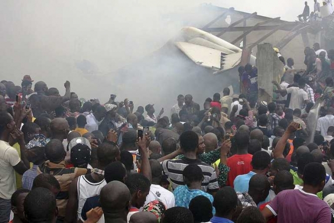 В Нигерии на прихожан в городе Уйо (штат Аква-Ибом) обрушилась крыша церкви. 