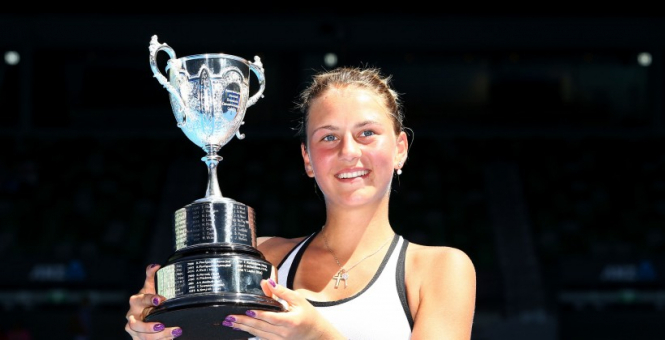 Украинская теннисистка Марта Костюк обыграла в финале юниорского турнира Australian Open швейцарку Ребекку Масарову. 