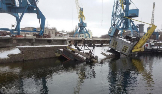 В городе Каменском Днепропетровской области возле речпорта затонула баржа с краном. В Днепр вылилось около 300 тонн мазута. 