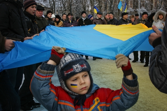 Более 200 жителей Донетчины объединились в честь Дня Соборности Украины в "живую цепь единения" и развернули 35-метровый украинский флаг. 