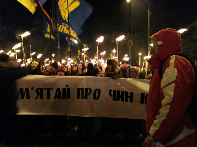 В Киеве состоялся традиционный марш к 99-й годовщине памяти Героев Крут и реконструкция боя за завод "Арсенал" в конце января 1918 года. 