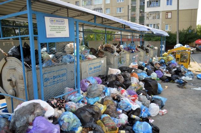 Мэрия Львова заявила, что ситуация с вывозом мусора в городе стала критической. 