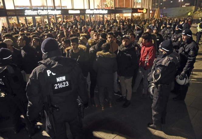 Полиция Кельна сообщила о задержании "сотни людей" происхождением из стран Северной Африки. 