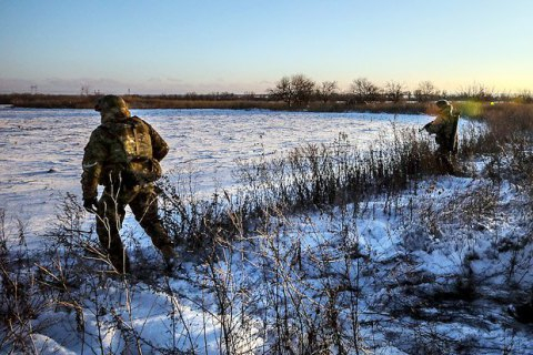 С начала суток боевики 38 раз обстреляли позиции украинских военнослужащих в зоне проведения антитеррористической операции на Донбассе во всех направлениях. В результате трое бойцов получили ранения. 