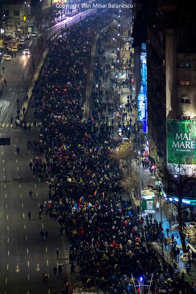 На акцию протеста против правительственных постановлений о помиловании и о внесении изменений в уголовное законодательство в румынской столице Бухаресте собрались около 50-ти тыс. Человек. 