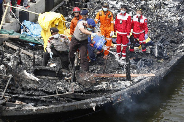 Неподалеку от Джакарты (Индонезия) загорелся паром, в результате чего 23 человека погибли, передает агентство Ассошиэйтед Пресс со ссылкой на представителя власти. 