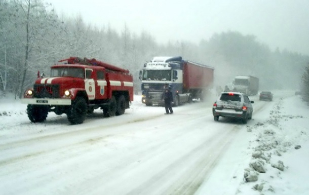 За прошедшие сутки, через осложненные погодные условия на дорогах Украины погибло трое и травмированы 59 человек. 