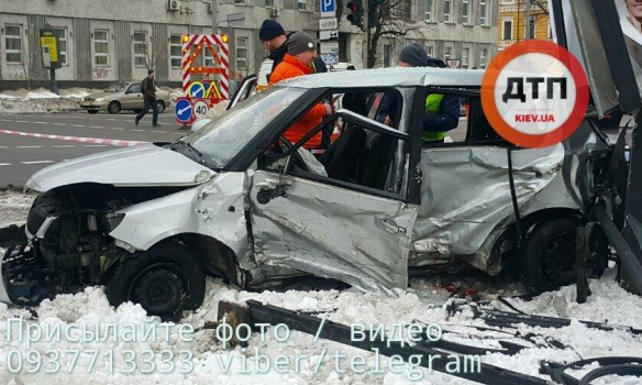 В Киеве в результате столкновения двух машин на перекрестке бульвара Тараса Шевченко и улицы Владимирской погибла девушка. 