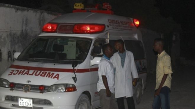 По меньшей мере четыре человека погибли в результате двух взрывов заминированных автомобилей в столице Сомали Могадишо. 