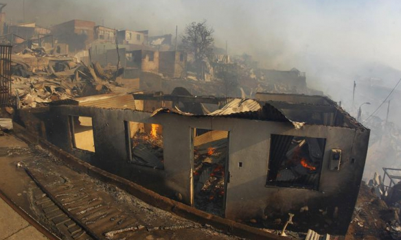 В Чили объявлен "красный" уровень опасности из-за природного пожара, полыхающего в районе портового города Вальпараисо. 