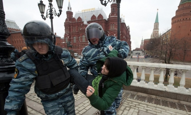 В Москве в субботу, 14 января, правоохранители задержали более 40 человек, которые пришли на несогласованный с властями митинг оппозиции в поддержку политзаключенных у памятника Грибоедову 