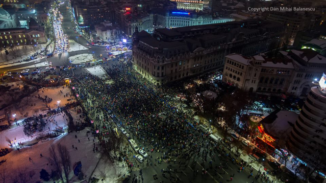 Десятки тысяч румын протестовали в Бухаресте и других крупных городах страны протии планов правительства декриминализировать отдельные преступления и помиловать ряд преступников коррупционеров. 