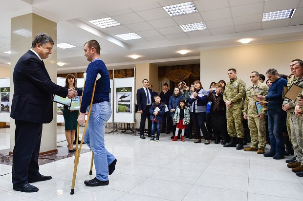 Президент Петр Порошенко в Николаеве вручил ордера на квартиры для семей 15 военнослужащих - участников АТО, которые получили инвалидность из-за ранений в боевых действиях. 