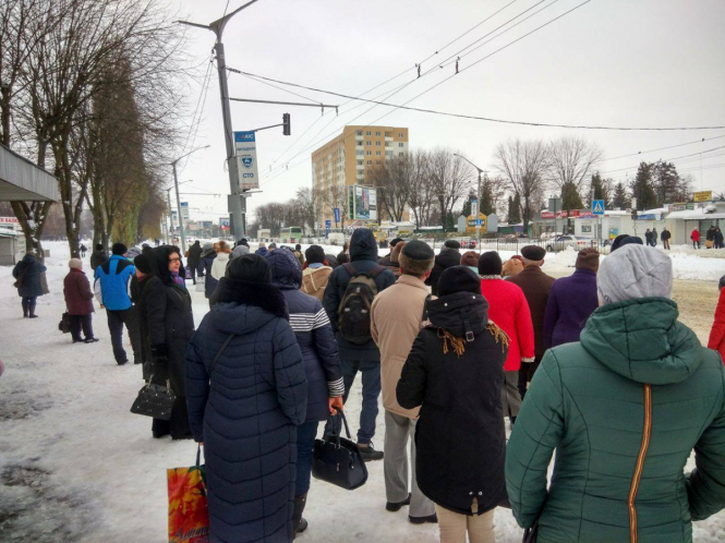 В воскресенье утром на рейсы во Львове не выехало 413 с 502 автобусов. 