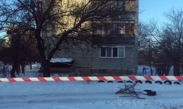 В центре прифронтовой Авдеевки среди многоэтажек сегодня обнаружили снаряд, который не разорвался. 