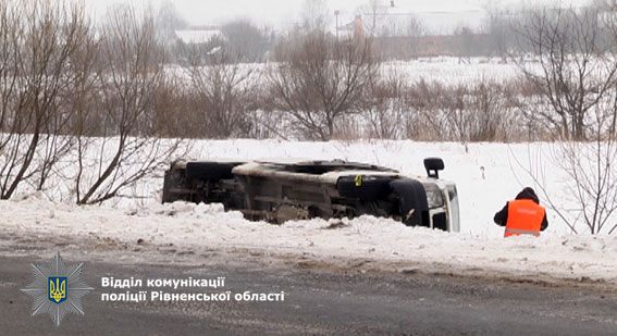 В Ровенской области на трассе "Киев-Чоп" вблизи села Тараканов съехал в кювет и перевернулся Volkswagen Transporter. 