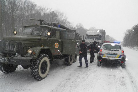 Из-за неблагоприятных погодных условий в пяти областях Украины аварийность на автодорогах находится на критическом уровне, еще в пяти регионах - напряженная ситуация. 