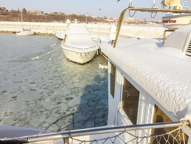 В районе популярного курорта Бургас в Болгарии впервые с 1954 года замерзло Черное море. 