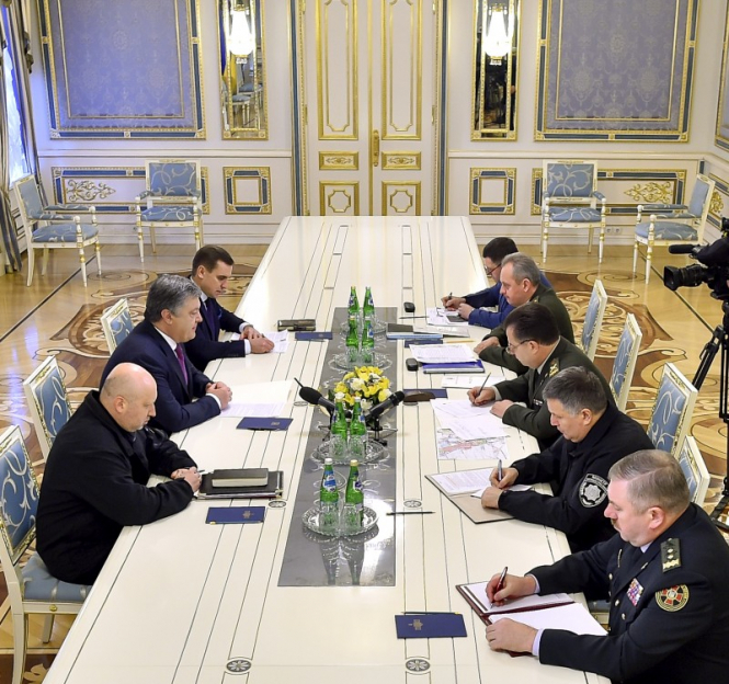 Президент Петр Порошенко провел совещание с руководителями силовых ведомств в связи с резким обострением ситуации в Авдеевке Донецкой области. 