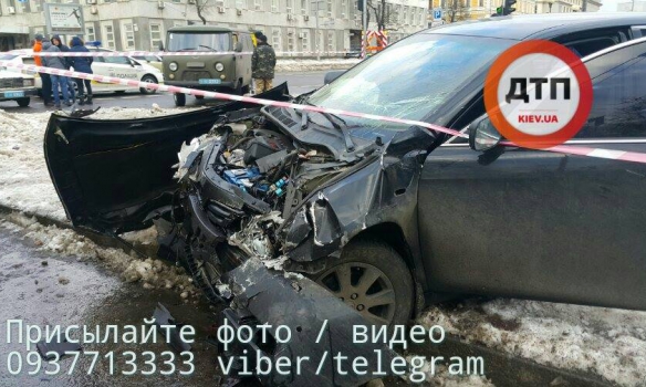В Киеве в результате столкновения двух машин на перекрестке бульвара Тараса Шевченко и улицы Владимирской погибла девушка. 