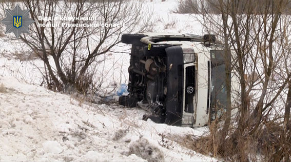 В Ровенской области на трассе "Киев-Чоп" вблизи села Тараканов съехал в кювет и перевернулся Volkswagen Transporter. 